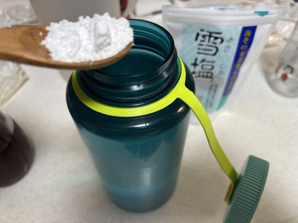 水1リットルに雪塩スプーン1杯