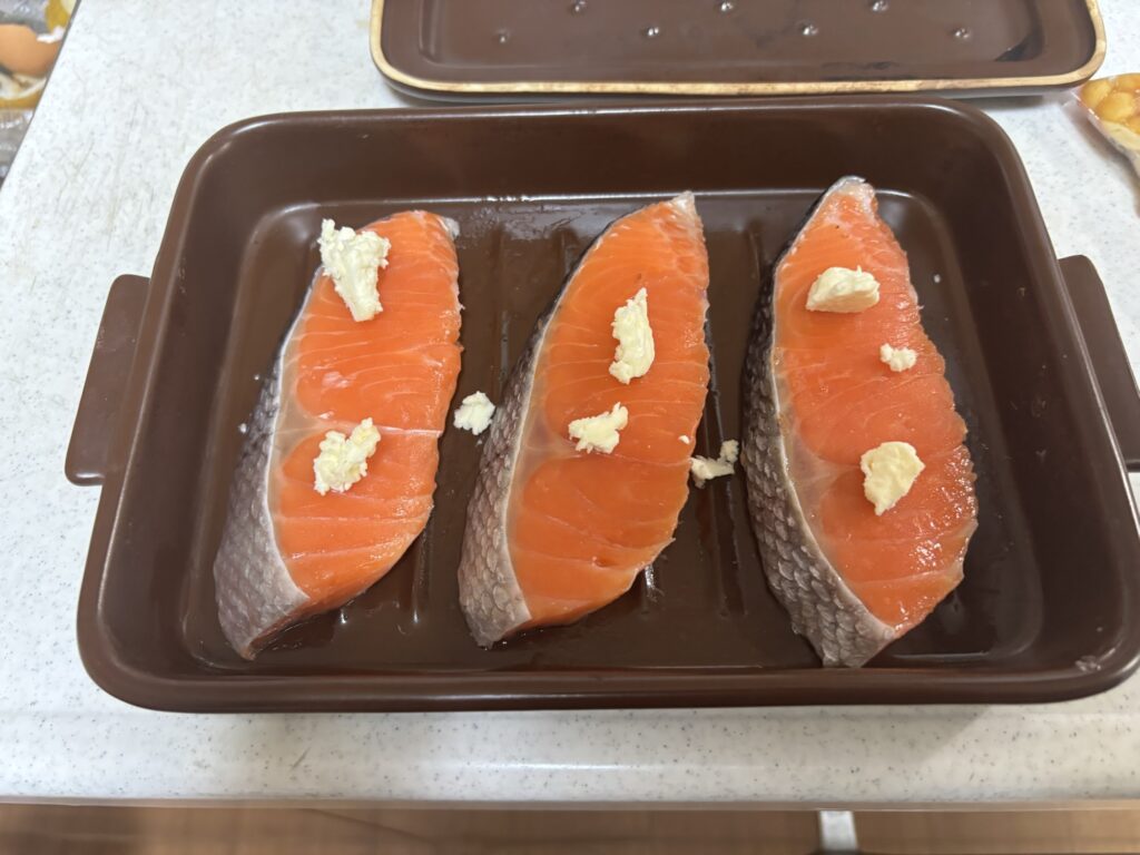 鮭にバターを載せる