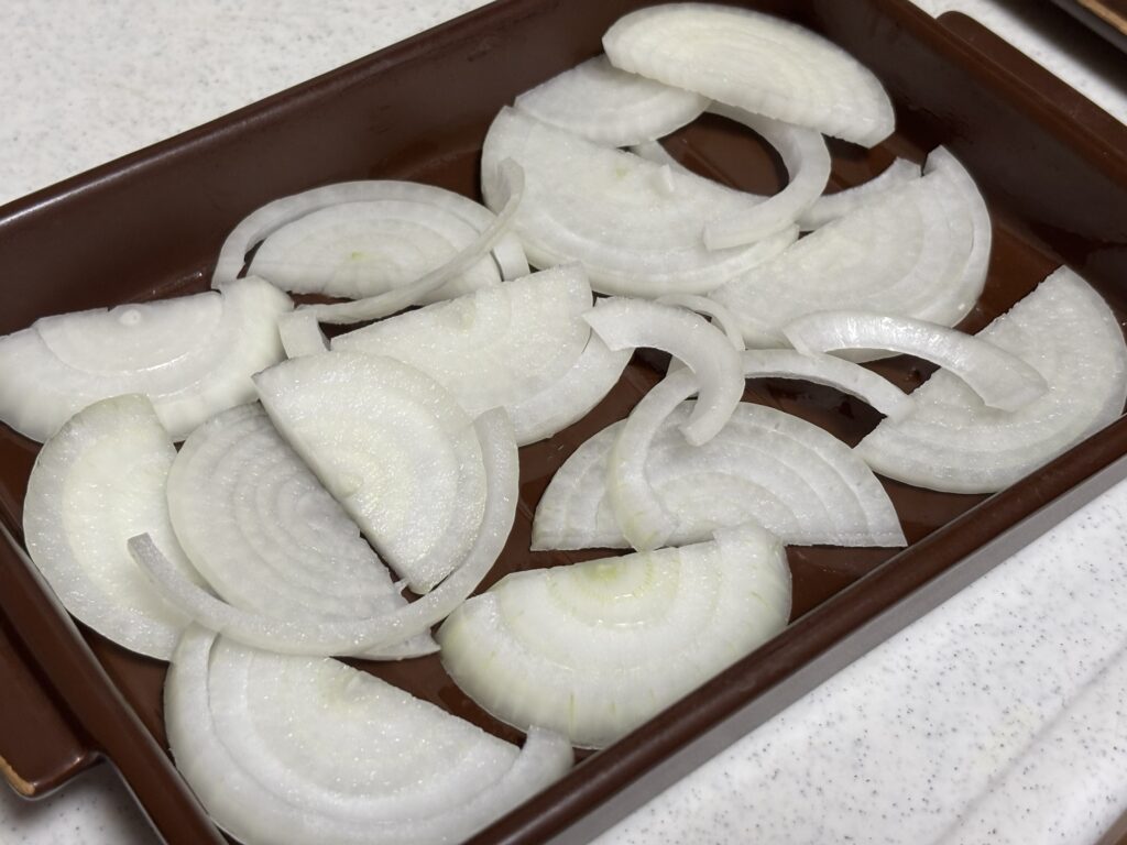 玉ねぎを敷き詰めます