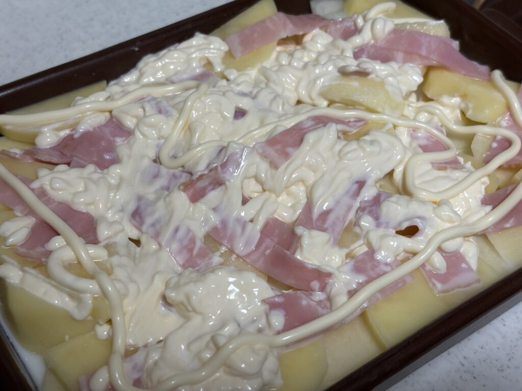 マヨネーズと牛乳を入れます