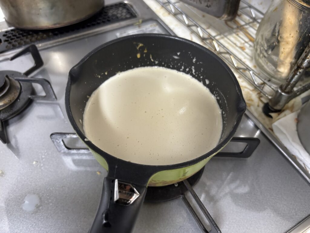 砂糖と卵黄を混ぜたものに牛乳を足していく